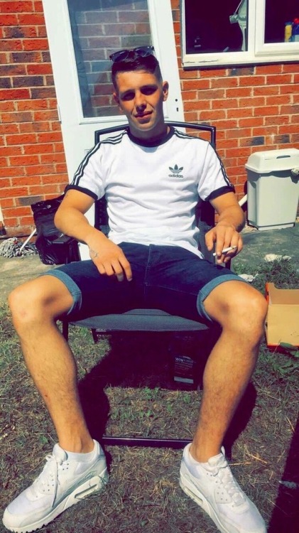 toonchavlad: toonchavlad.tumblr.com Who wants to sit on this fit lads lap?