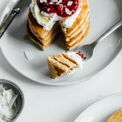 foodffs:  COCONUT + CHAI SPICED PANCAKES