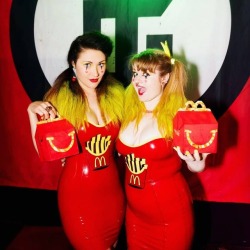 marcustphotography: Repost from @bunny.valentina  -  Chips anyone? 🍟😍 With @latexpeach @torturegardenofficial 2015 📸 by @marcustphoto  #torturegarden #fetishclub #libidex #latex #latexdress #latexgirl #redress #fastfood #chips #fries #neonyellowhair