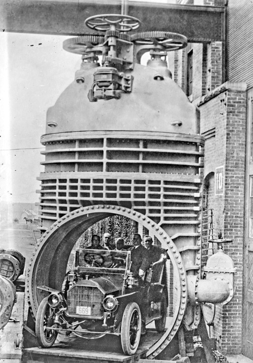 La plus grande soupape du monde [vue d'une automobile dans le trou d'une soupape de près de 5 m de haut], 1911.