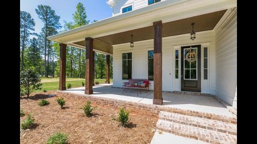 thingssthatmakemewet:  farmhousetouches:Beautiful Farmhouse for sale in Monroe, Ga.蹫,900 4 Beds3.5 Baths3.37 acresFor more information visit Land and Farm   @mossyoakmaster !!!!!!!!!!!!!!!!!!!!!!   I meannn, you wanna move to GA? 😂🤷🏼‍♂️