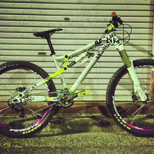 tsurun: beefmtb: Photo by kharma5039 • Instagram Front 27.5(650B), Rear 26!!友達がめでたく納車。