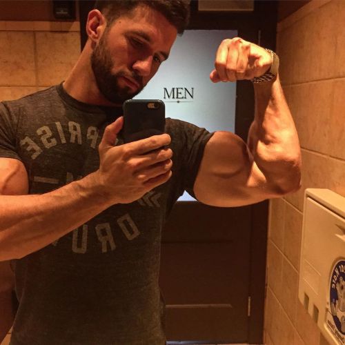 flex4mebigguy:musicianbear72: Arms and the man Looks like his Biceps are catching up with his Tricep