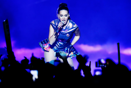 10.06 - Katy Perry performs at Pista Atlética, Chile