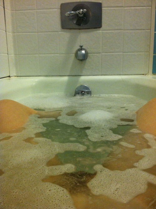 electricsexdoll:  Tub tumblin’.