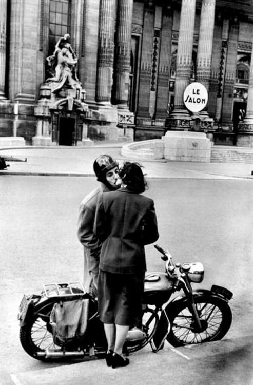 Porn photo mimbeau:  Henri Cartier-Bresson Paris 1952