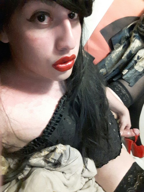 sammyess:  So the video was a hit :p enjoy this photoset, black corset, redd heels, red lips