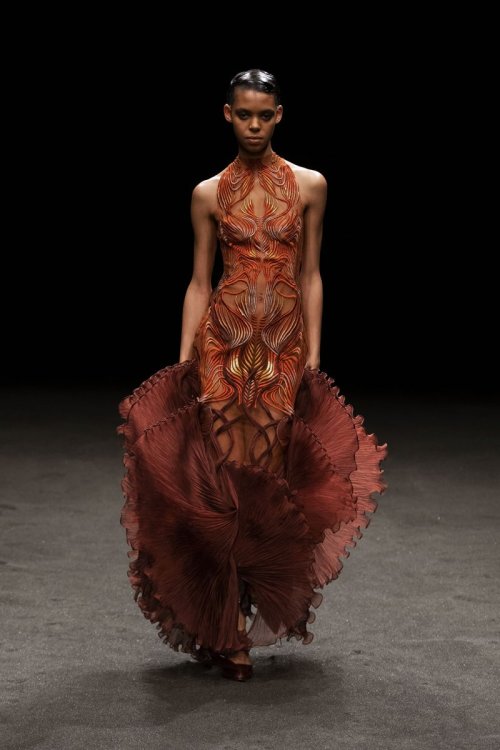 Iris van herpen SS21 ~ Roots of rebirthThis collection is so ethereal and is inspired by fungi. Its 