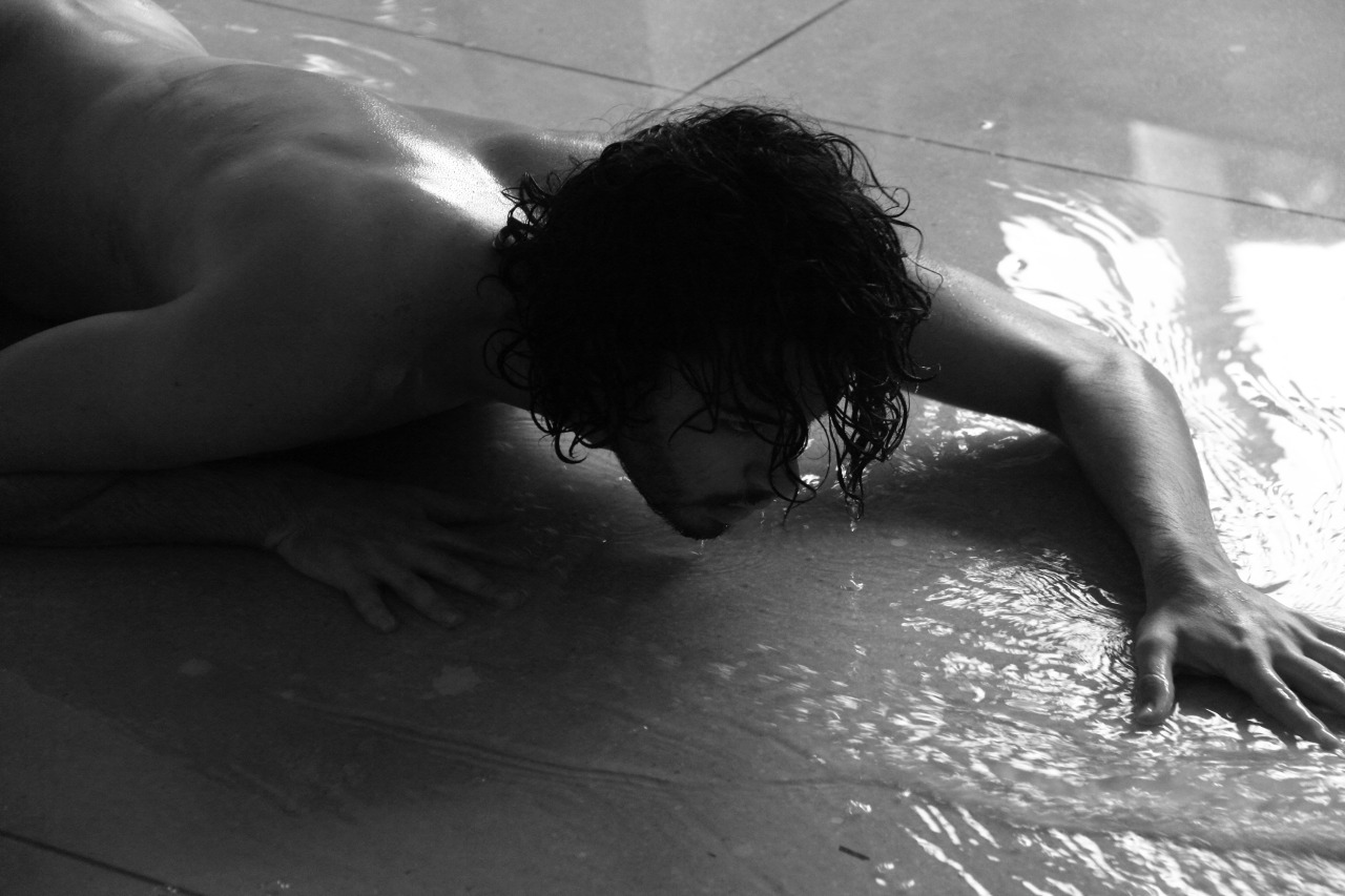 framenude:  Miguel Segundo por Saulo Portokalos. More: http://framenude.tumblr.com/