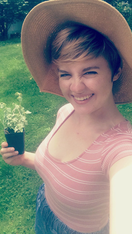 It was finally warm enough to plant my garden and put all my pots outside (◠ω◠✿)!!