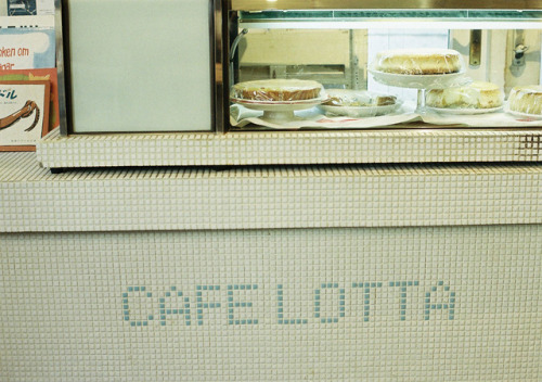 natural-days: Cafe Lotta -1- オープンの時間で予約をしていたけど ちょっと早めにお店に到着。 中に案内され窓際の席に座りました。 お店の雰囲気も変わっちゃうのかな？ そんな