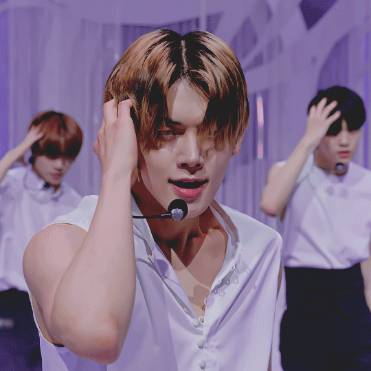 “TXT ❌ Opening Sequence<br>[COMEBACK SHOW 220509]<br>”