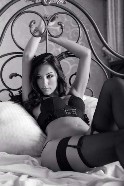 leboudoirerochic:   Je vous souhaite une #BelleEtDouceNuitErochic Et vous embrasse #ErochicHement 