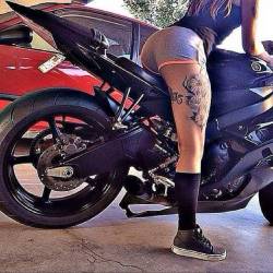 motorcycles-and-more:  Girl on Yamaha
