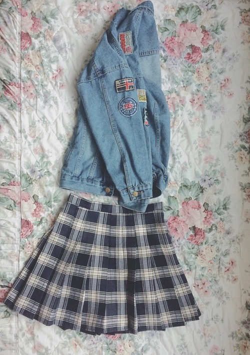 rosiitea:light blue jean jacket with embroidery pleated checkered skirtIt would really help me out i