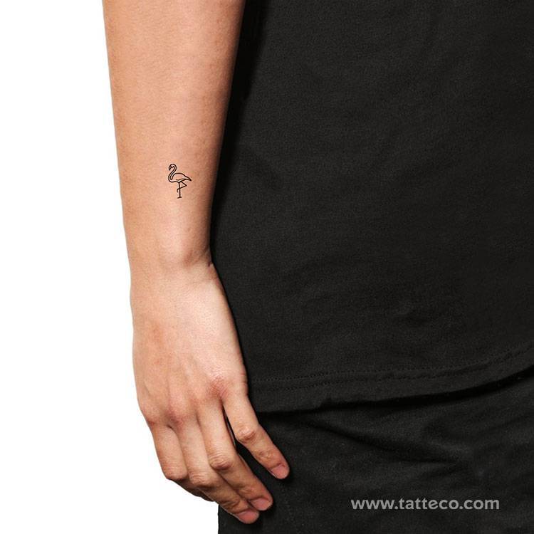 Tiny flamingo with gradient  Tatuaje de flamingo Ideas de tatuaje  femenino Diseños de tatuaje para parejas