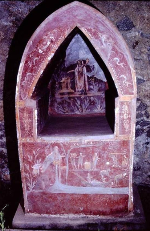  The red altar in the House of the Lararium, Pompeii