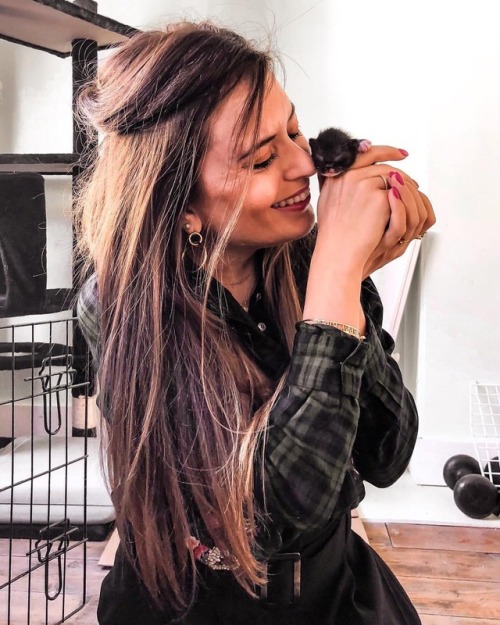 Messy hair don’t care as long as my little new kitten friend is there ⠀⠀⠀⠀⠀⠀⠀⠀⠀#kitten #catlove #cut