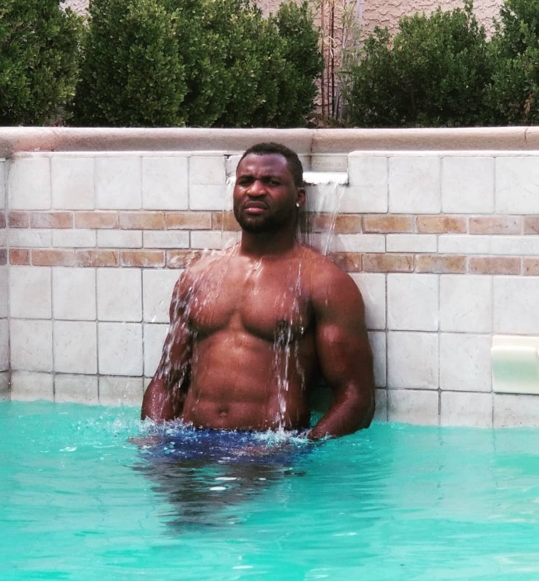 celebswhogetslepton: @francisngannou: 🤔🛫🇫🇷🛫🇨🇲  