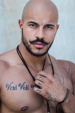 decejossecretos:    MORENO LISBOA  Moreno Lisboa é o típico homem que te leva ao delírio em meio meio a sua beleza física e aos músculos torneados do seu corpo. Da cor do pecado, o gato de 26 anos já foi campeão fisiculturismo IFBB Mr. Rio Bodybuilding