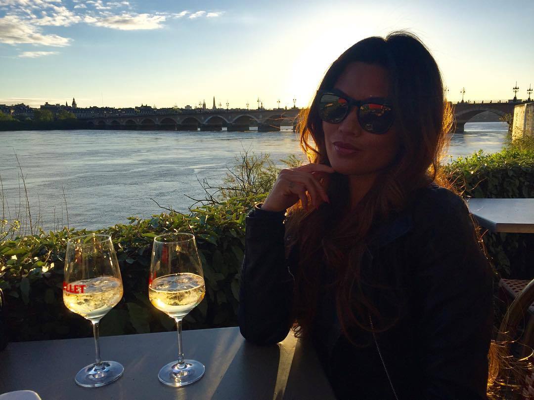 We found a nice spot by the bridge #PontDePierre to have dinner 🍴🍷and the sunset