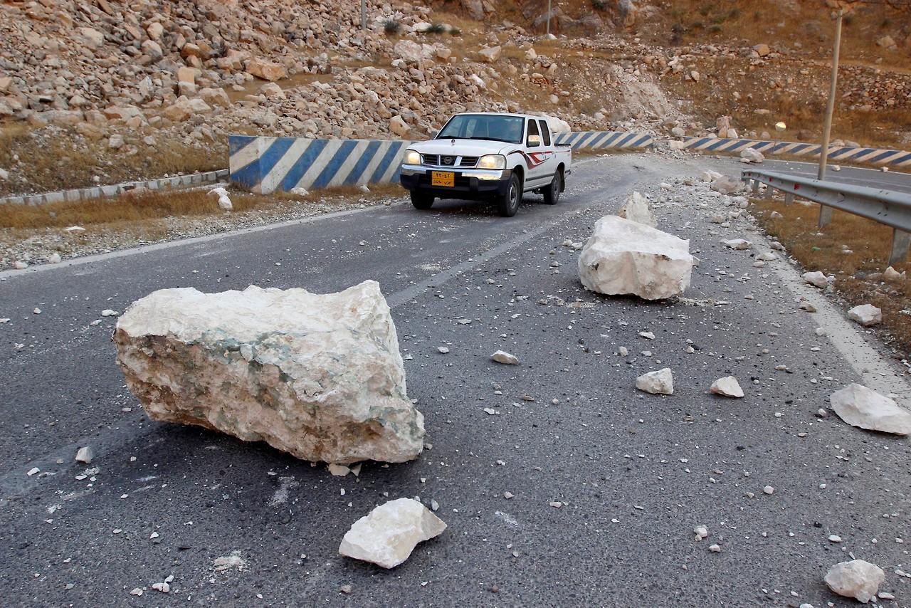 SISMO. Fuerte terremoto de 7,3 sacudió región fronteriza entre Irak e Irán y dejó más de 320 muertos. La mayor parte de los fallecidos están del lado iraní, en la provincia de Kermanshah (oeste del país), donde se han reportado al menos 328 muertos y...