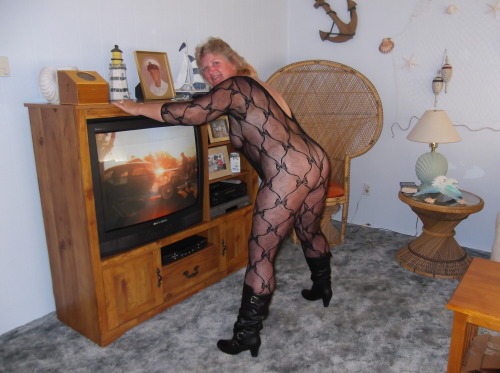 Porn photo NUDE.... with a picture in the back