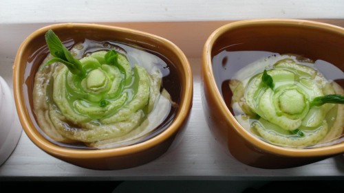 hollowfacade:robosnotart:amroyounes:8 vegetables that you can regrow again and again.ScallionsYou ca