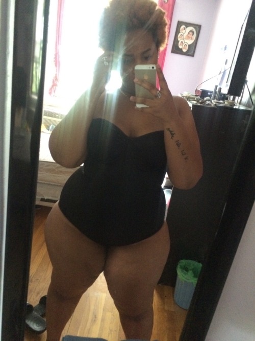 nikareeashlee:  So thick that everybody else adult photos