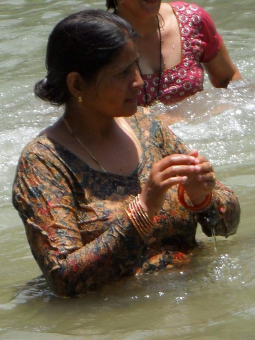 prythm:  Perks of going on vacation with neighbours… Sometimes if maybe lucky to own sexy Desi Aunty throughout your vacation - 3