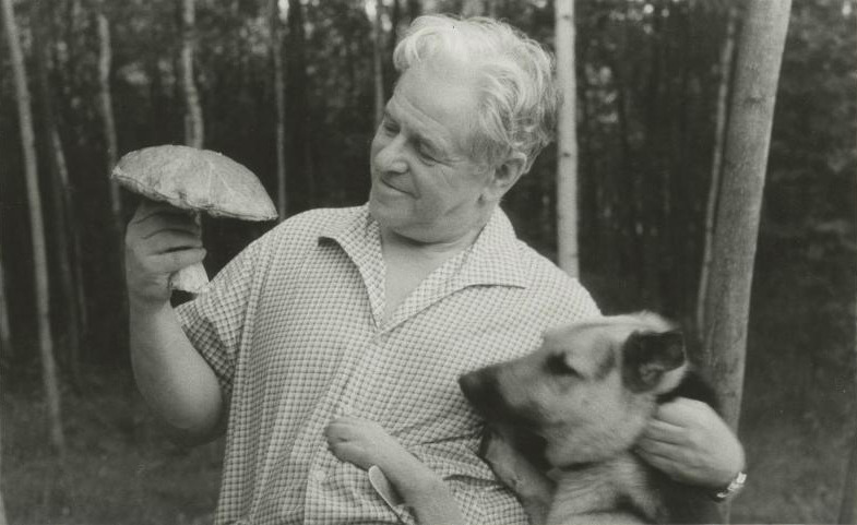 Alexey Kapler at his dacha. Photo by Sergey Vasin (1962).