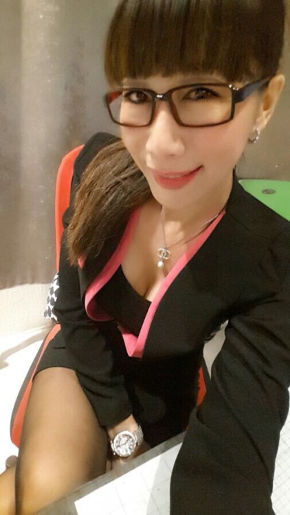 beetalkbitch: 腳交超爽的。人妻就是不一樣