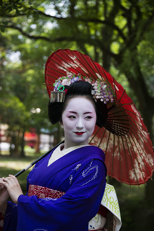 芸妓さんと舞妓さんのブログ (In May 2014 maiko Mikako has started painting red...)