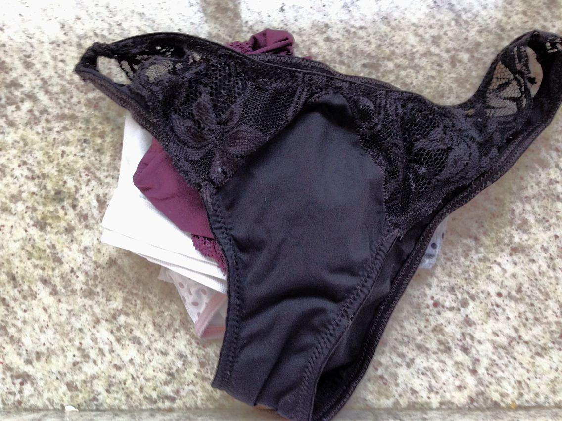 Calcinhas lavadas e sequinhas. Só falta dobrar essa última e guardar na gaveta