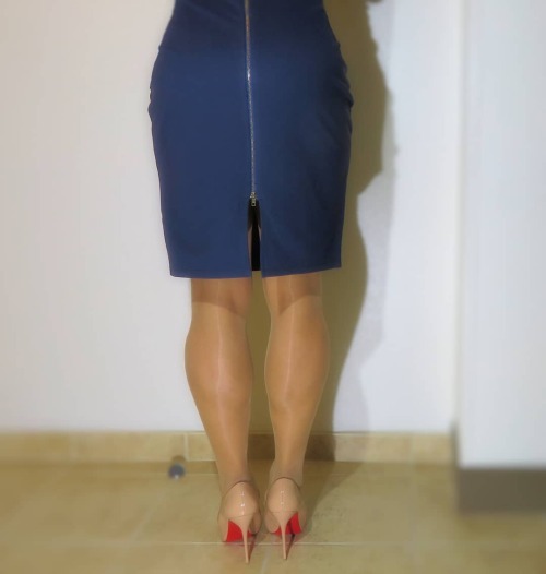 View from the back. Do you like it?-Dress: @lulus “Business of Love” dressHosiery: @ceci