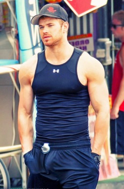 lechitadevergasmexicanas:  cariocasmen:  http://cariocasmen.tumblr.com/   Kellan lutz baby