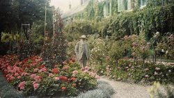  Claude Monet, gardenerIn Giverny, Monet created a spectacular garden (1883-1926) that in no way can be compared with the much smaller and above all more conventional garden in Argenteuil nor with the garden in Vétheuil.In this very special autochrome