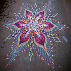 the-absolute-best-photography:  Joe Mangrum creates beautiful Sand Paintings with his Hands 