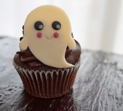 spooktacular-autumn:  halloween-scream:  halloweenpictures:  Cupcake  Awwww soooo cute!!!  so cute omg 