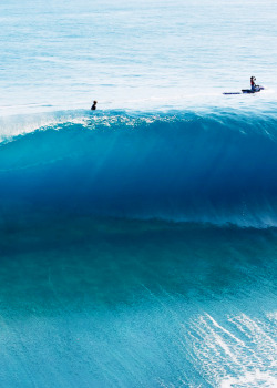 highenoughtoseethesea:  Blue glass over a shallow reef. // Photo: Tim McKenna 