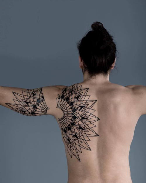 mymodernmet:Striking Geometric Tattoos Inspired by Nature’s Microscopic World