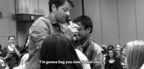 wilwheaton:catatonic1242:dimples-of-discontent:castiels-tight-grip:Misha comforts fan who has been g