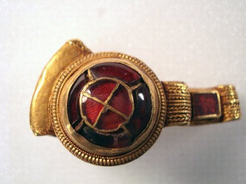 Gold sword harness fitting (early Anglo-Saxon, 600s), found in King&rsquo;sField (Faversham, Kent). 