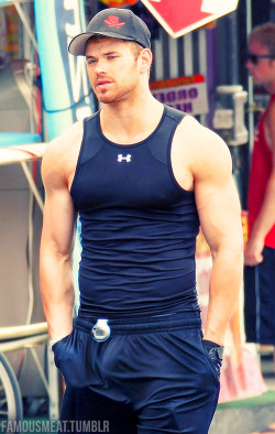 famousmeat:  Kellan Lutz flaunts bulge, shows