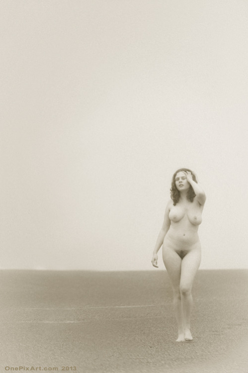 eleanor-nude:  onepixart:  onepixart on beach with eleanor   It’s a me! :D