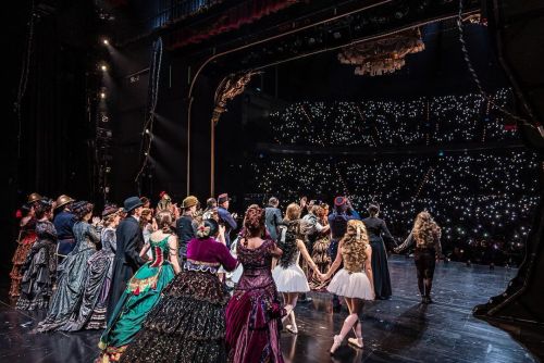 marleneoftheopera:The final curtain call in Taipei. The audience surprised them by holding up lights