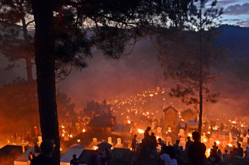 signorcasaubon:All Souls’ Day post-script: the panag-apoy of Sagada  in the northern Philippines. In