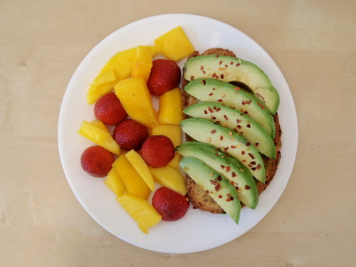 lollajames:  AVOCADO, BALSAMIC VINEGAR & PEPPER FLAKES ON TOAST.ALSO MANGOES & STRAWBERRIES. 