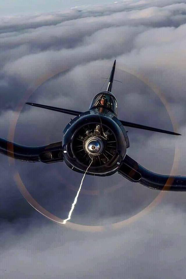 bmachine:Spectacular photo of F4U Corsair