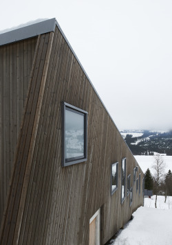 ombuarchitecture:  Åre Solbringen Three slender recreation houses at Åreskutan south slope. The houses got their form partly from urban regulations and partly from a discussion on the site. The buildings follow the mountain’s slope with an interior